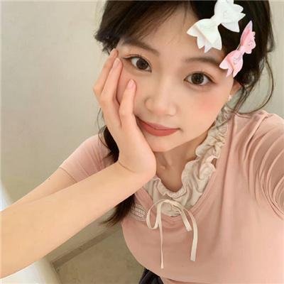 坐在酒吧里吃蛋糕